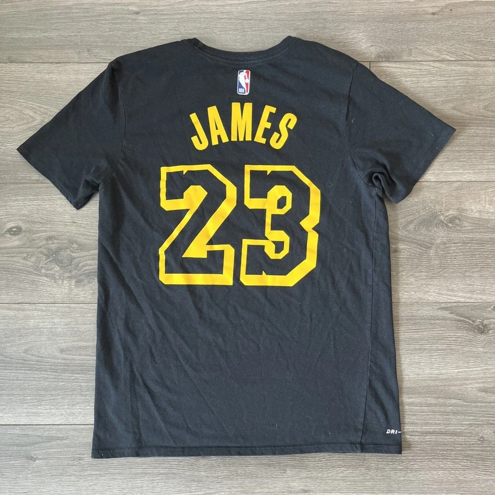 The Nike Tee Mens M LA Lakers LeBron James 23 Jersey T Shirt Black Yellow